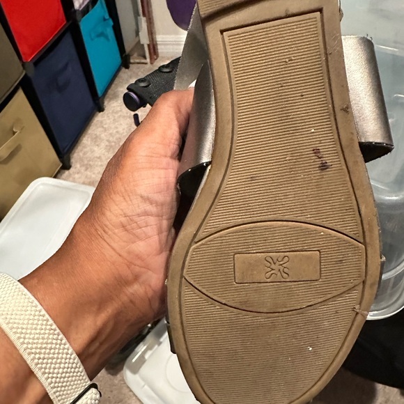 Gray flat sandals. - Picture 5 of 7